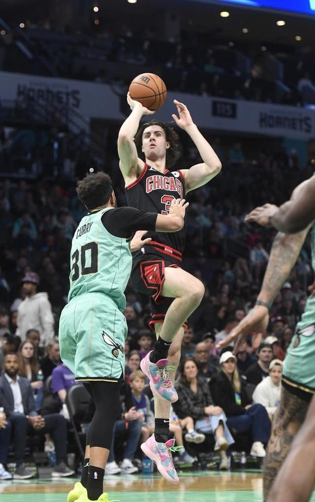 九游体育官网-夏洛特黄蜂发布备战花絮，冲刺阶段内部沟通，欧联任务艰巨，数据趋势出现新变化的简单介绍